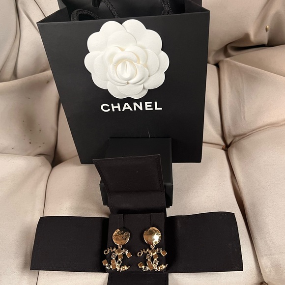 CHANEL GOLD DROPPING NEW EARRINGS NEWEST 2023-2024 CRUISE COLLECTION - Picture 7 of 16